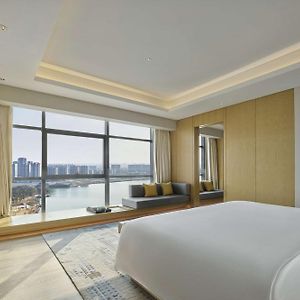 Deluxe King Suite Lake View